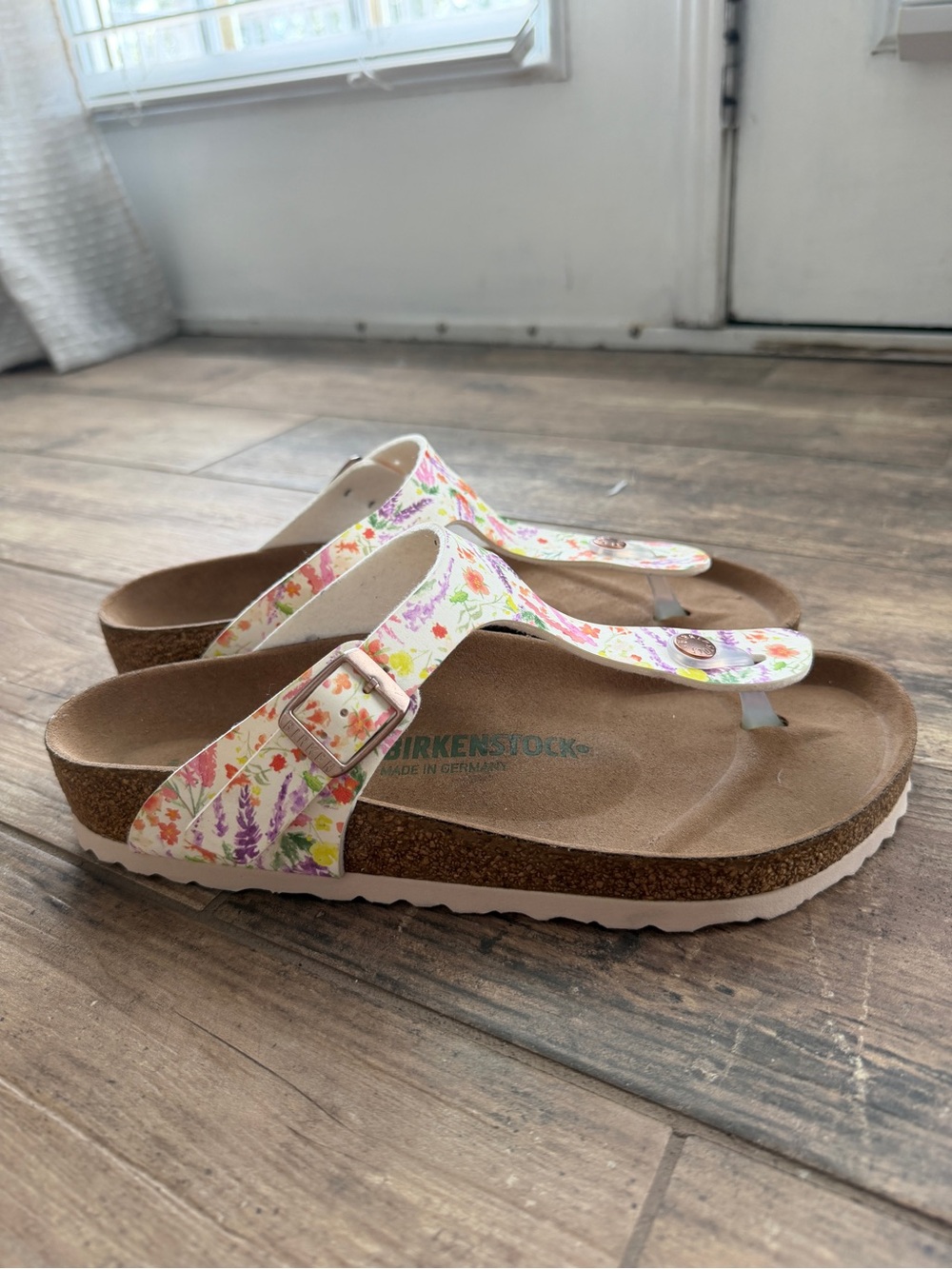 NWOT Birkenstock Gizeh Vegan Watercolor Flower White Sandals EU 39 - Picture 2 of 4